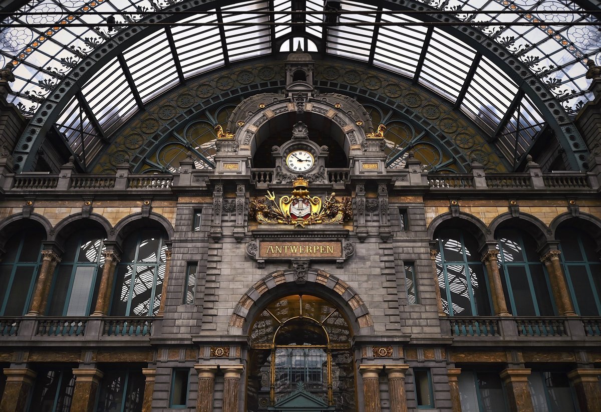 Hall de la gare centrale d’Anvers, avec son horloge sous la grande verrière