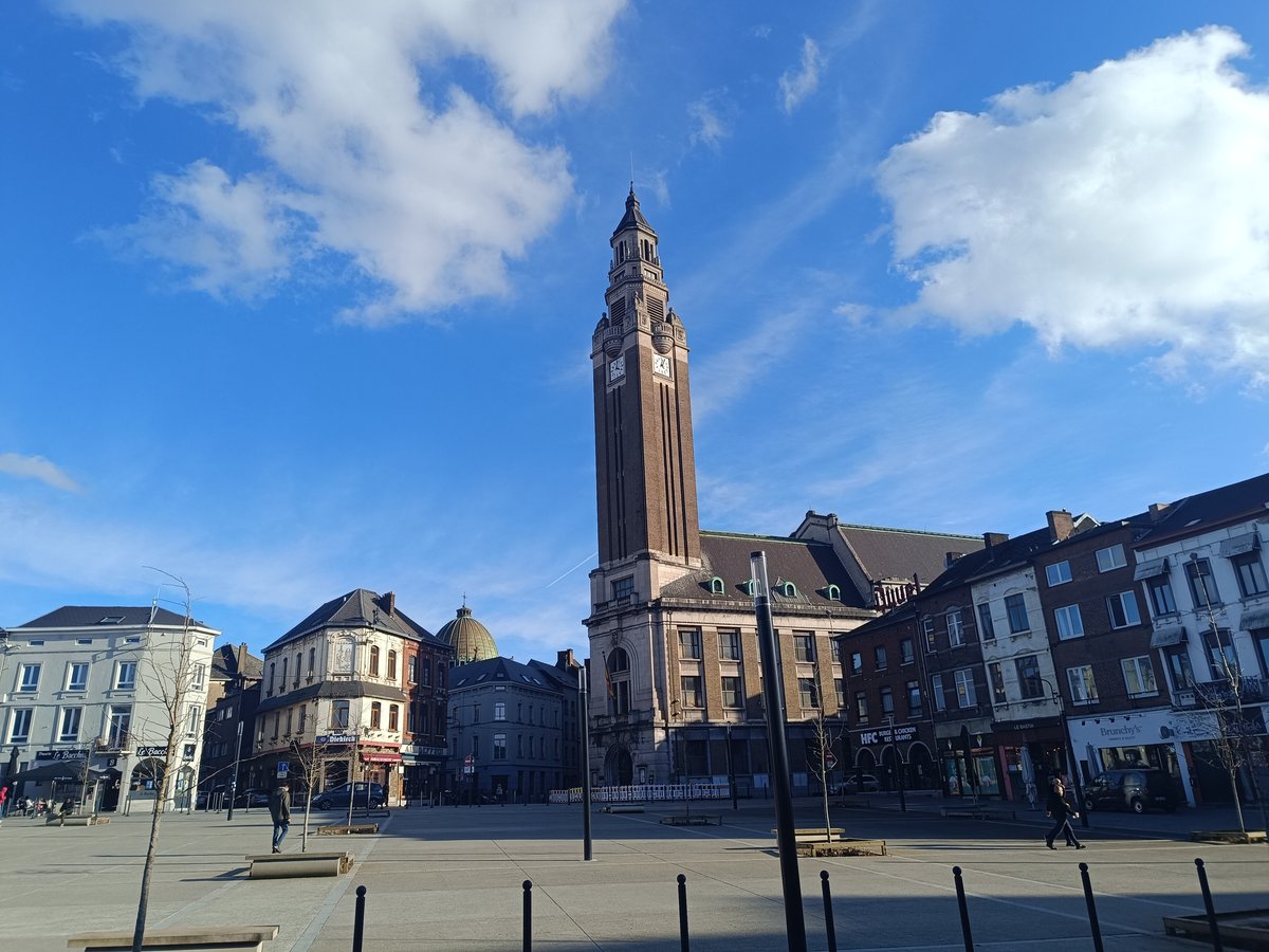 Beffroi Art déco de l’hôtel de ville de Charleroi vu depuis la place du Manège