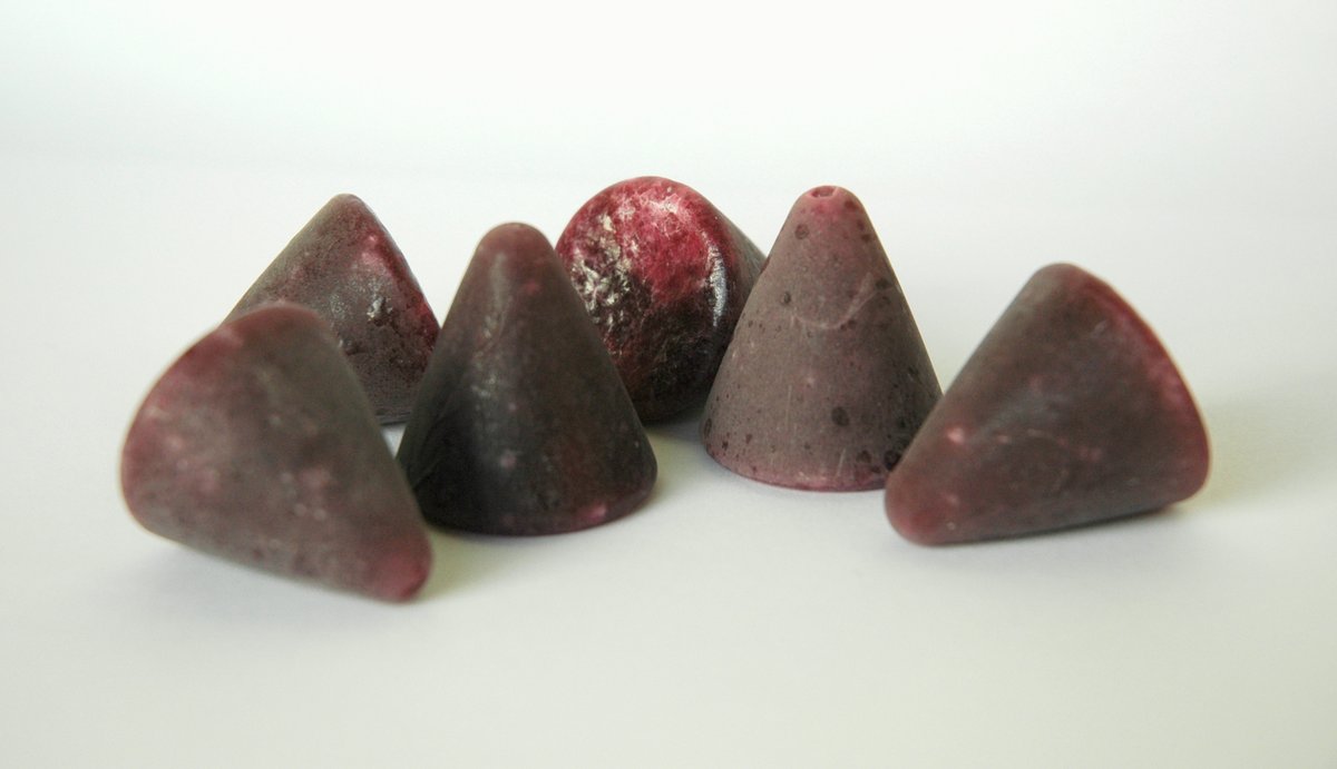 Six cuberdons, bonbons coniques violets typiques de Gand