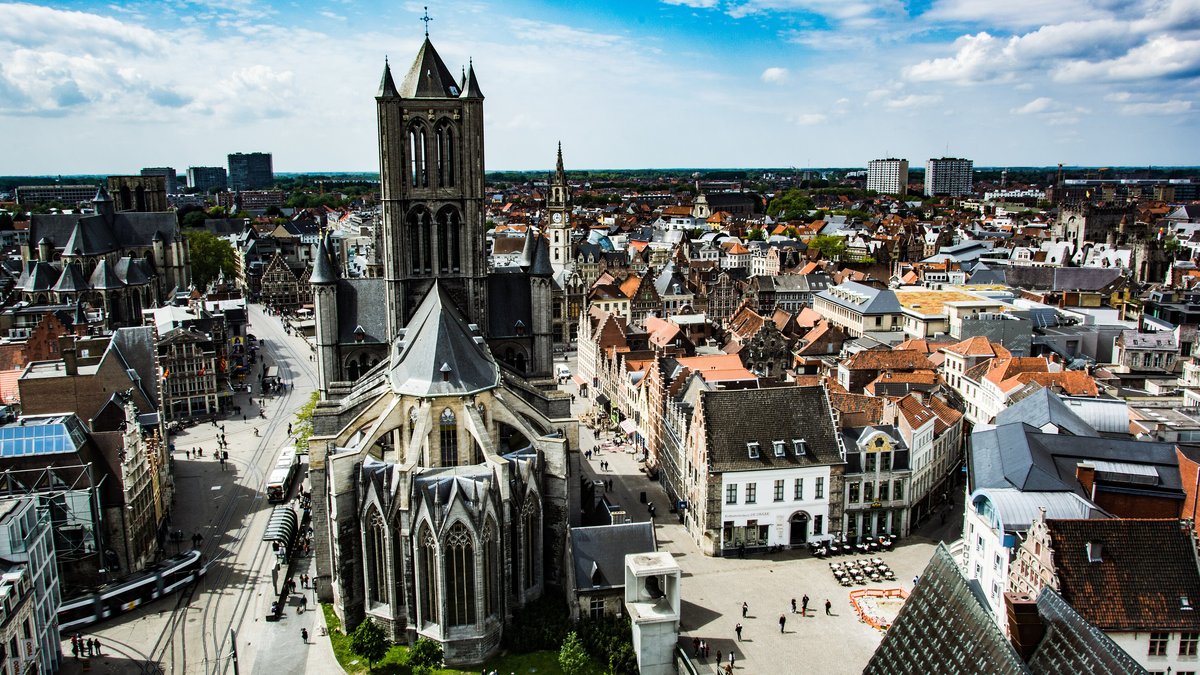 Vue plongeante sur une église gothique et les toits du centre de Gand