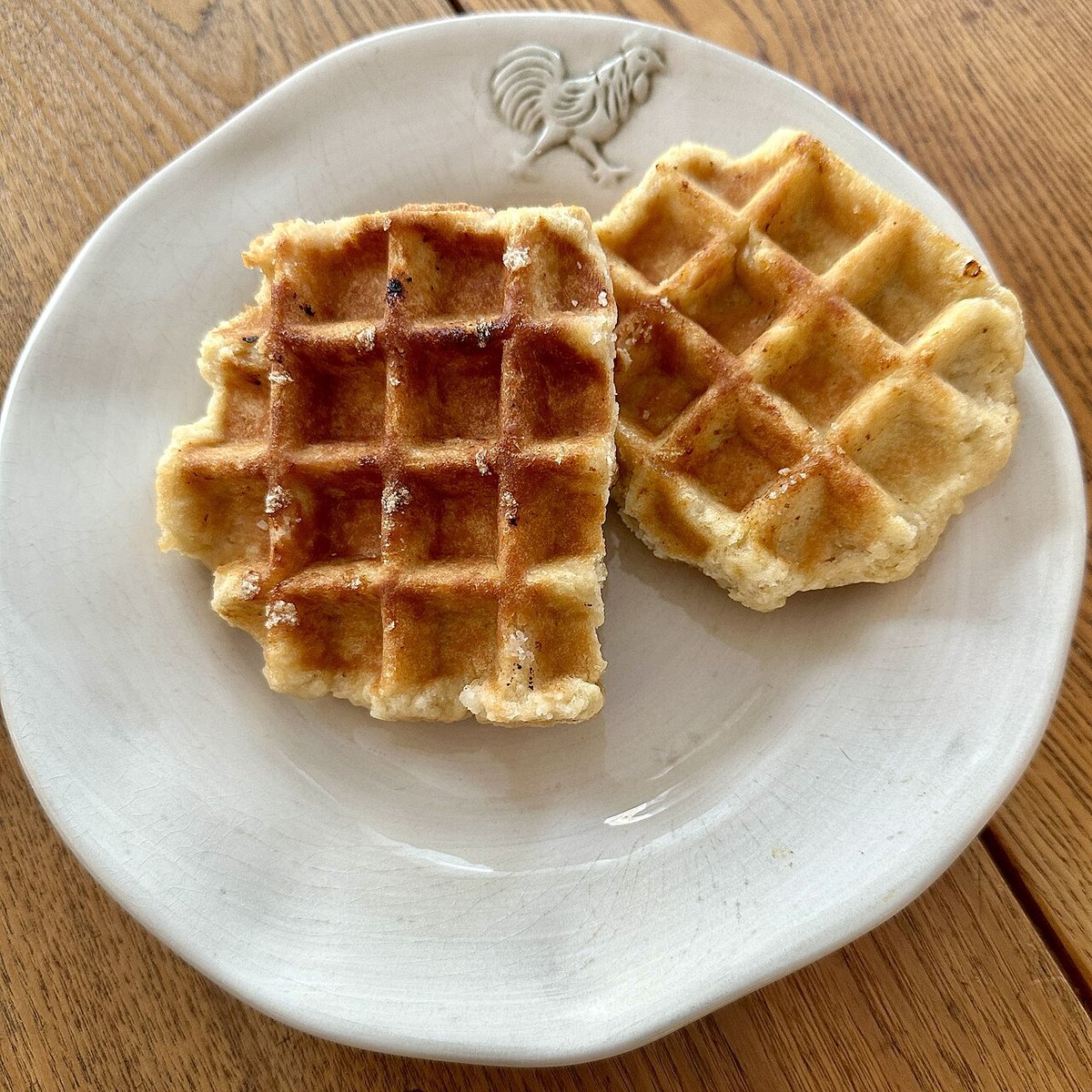 Gaufres de Liège au sucre perlé posées sur une assiette