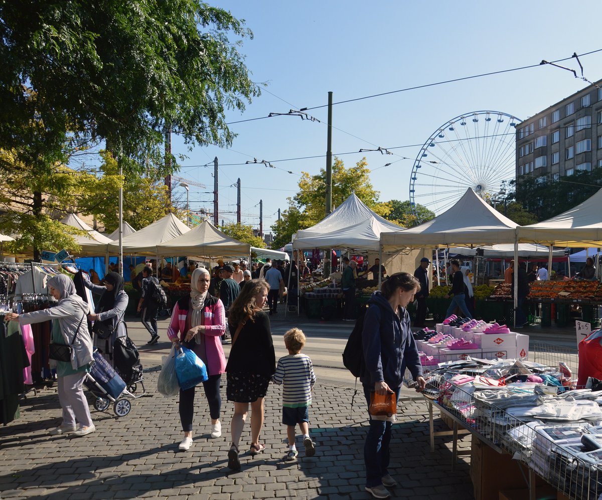 Allées et tentes blanches du marché du dimanche matin près de la gare du Midi, à Bruxelles