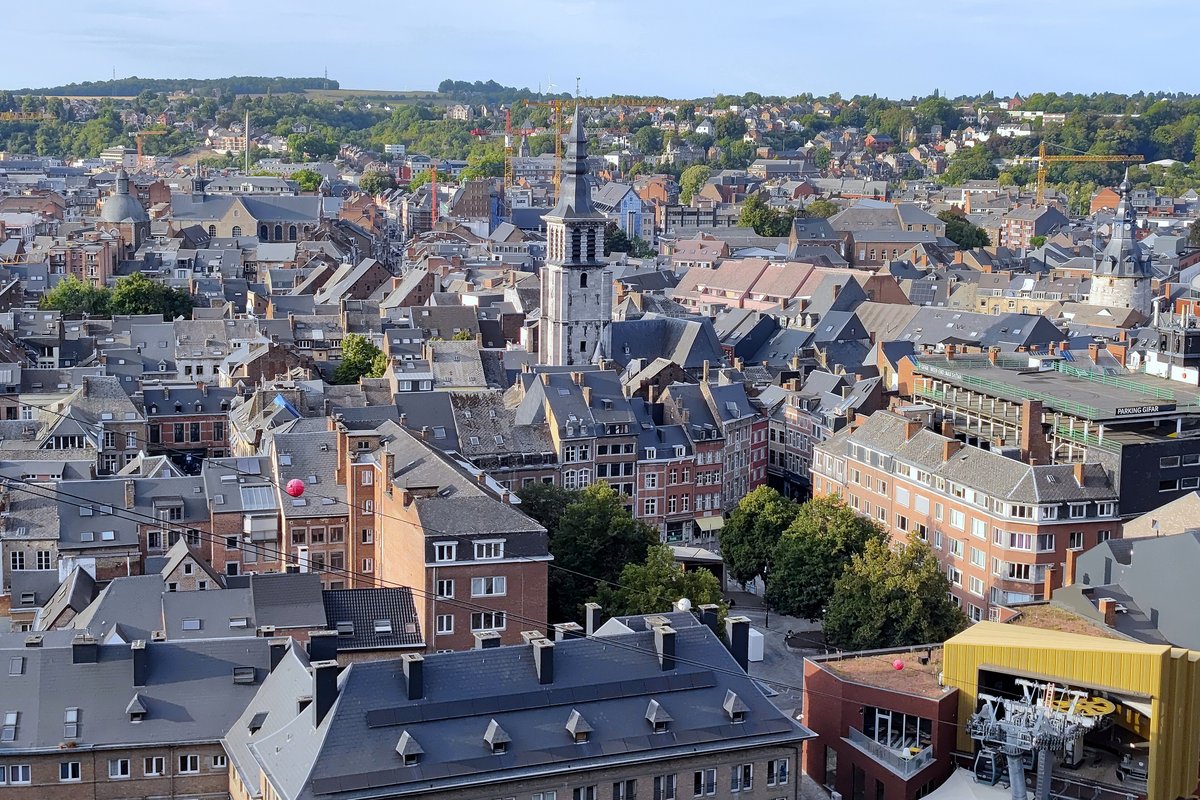 Vue plongeante sur les toits d’ardoise du centre de Namur depuis la Citadelle