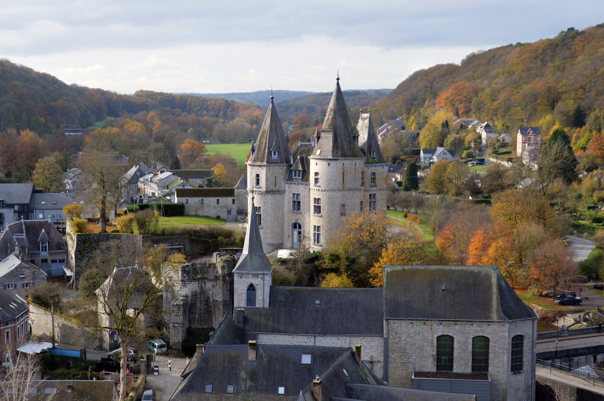 Château de Durbuy et toits de la petite ville dans la vallée de l’Ourthe, en automne